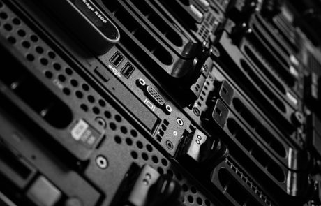 מהם היתרונות של אחסון ריסלר לנותני שירותים בתחום האינטרנט? 